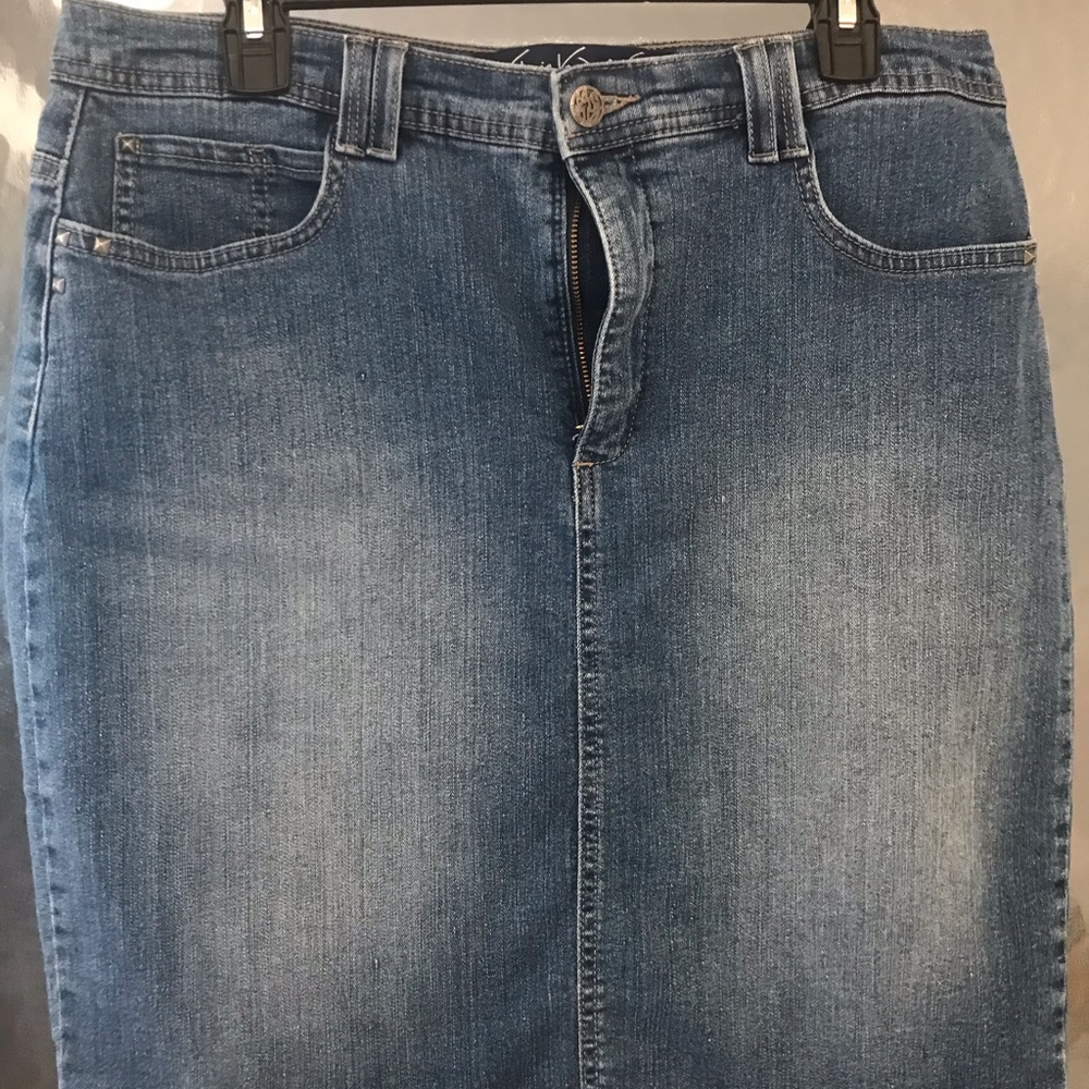 Gloria Vanderbilt blue Jean skirt size 12 with back slit with metal details